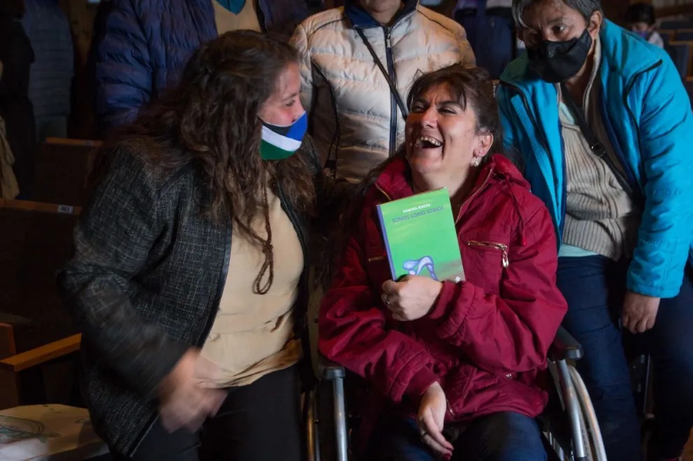 Sandra Rivera junto a su libro Somos como somos